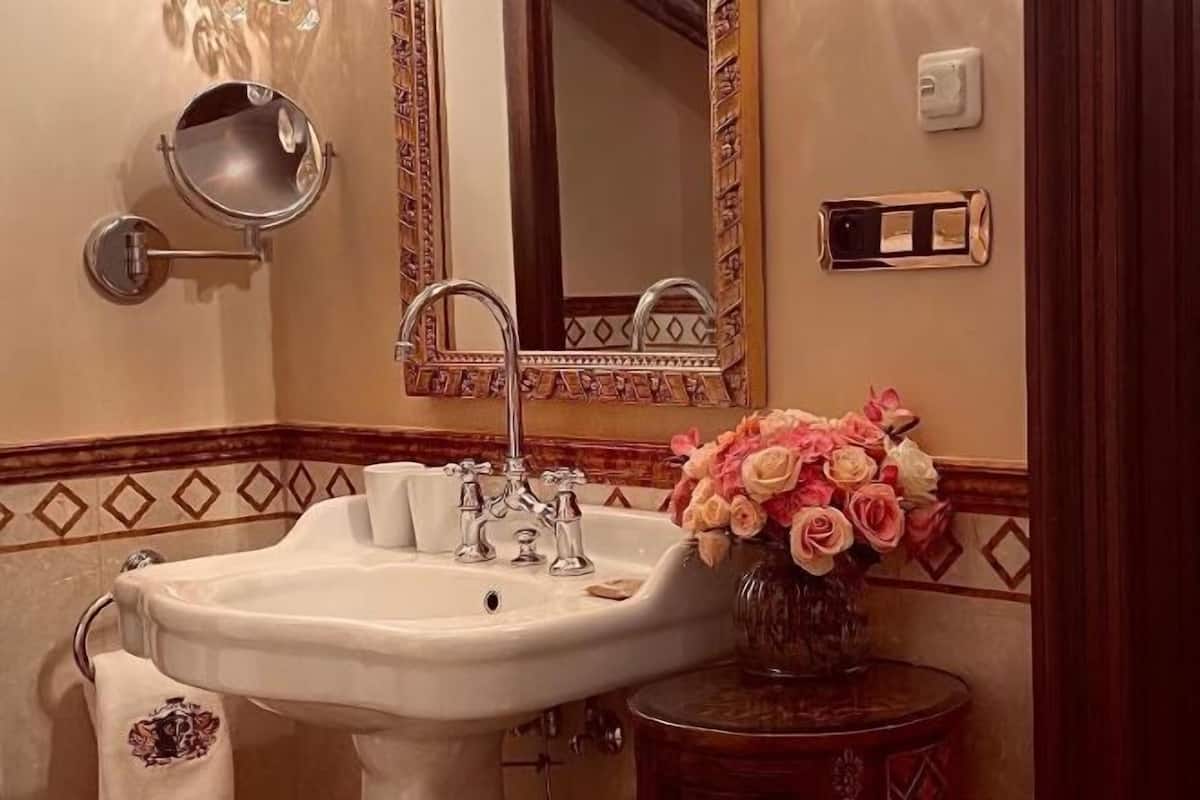 Salle de bain | Douche cascade, articles de toilette griffés, séchoir à cheveux