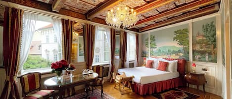 Deluxe-huone | Allergiatestatut vuodevaatteet, untuvapeitot, minibaari