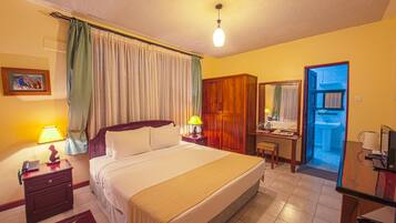 Deluxe-Zimmer, Stadtblick | Hochwertige Bettwaren, Zimmersafe, Schreibtisch, Bügeleisen/Bügelbrett