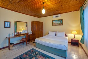 Hochwertige Bettwaren, Zimmersafe, Schreibtisch, Bügeleisen/Bügelbrett