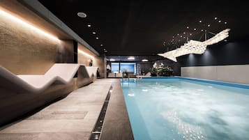 Alberca techada y camastros