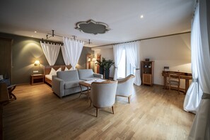 Minibar, safe på rommet, skrivebord og lydisolert