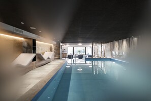 Innendørsbasseng og solsenger