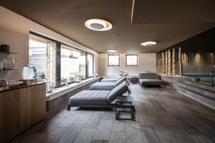 室内游泳池，日光浴躺椅