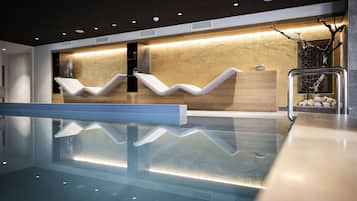 Piscina coperta, lettini