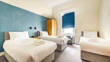 Classic Triple Room | Desk, laptop workspace, iron/ironing board, free WiFi