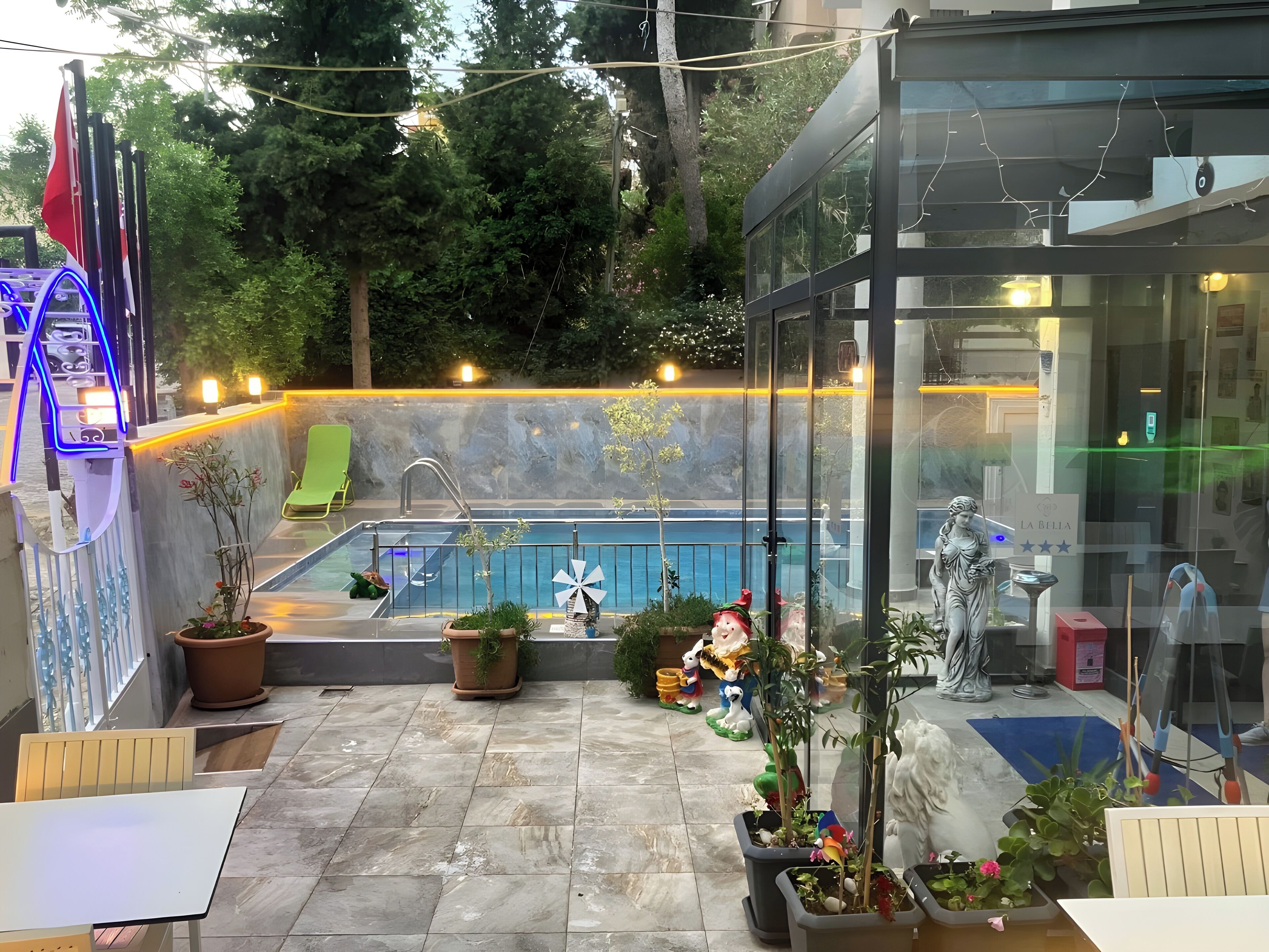 seasonal outdoor pool, open 9:00 am to 10:00 pm, pool loungers