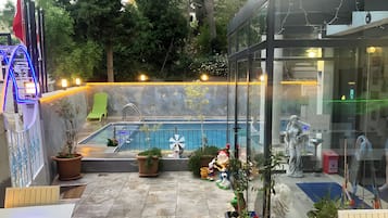 Piscina externa sazonal, funciona das 9h às 22h, espreguiçadeiras