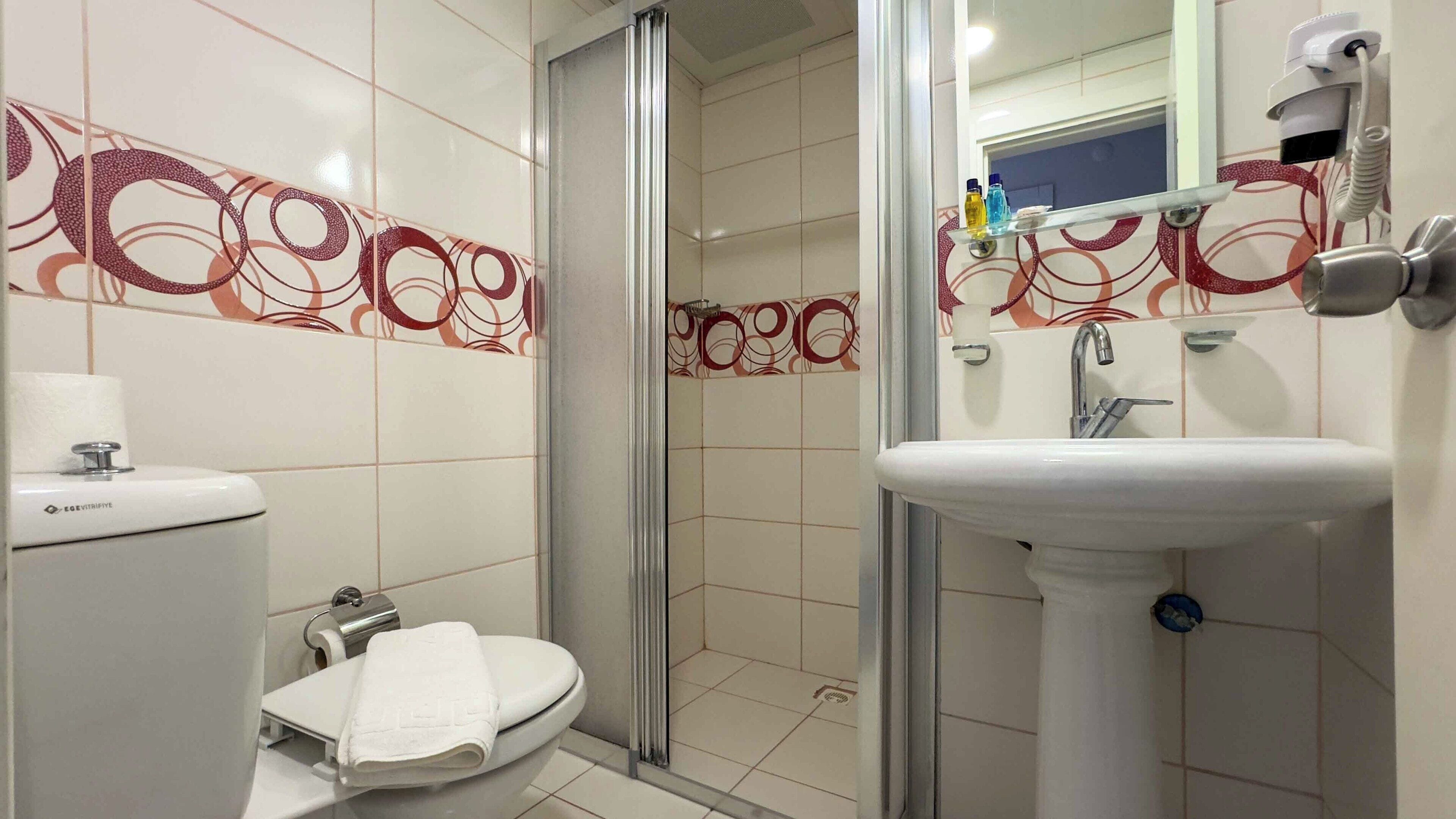 luxury suite, 1 bedroom, sea view | bathroom | shower, free toiletries, hair dryer, slippers