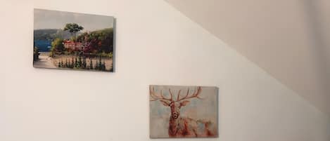 Tres cuadros colgados en una pared.
