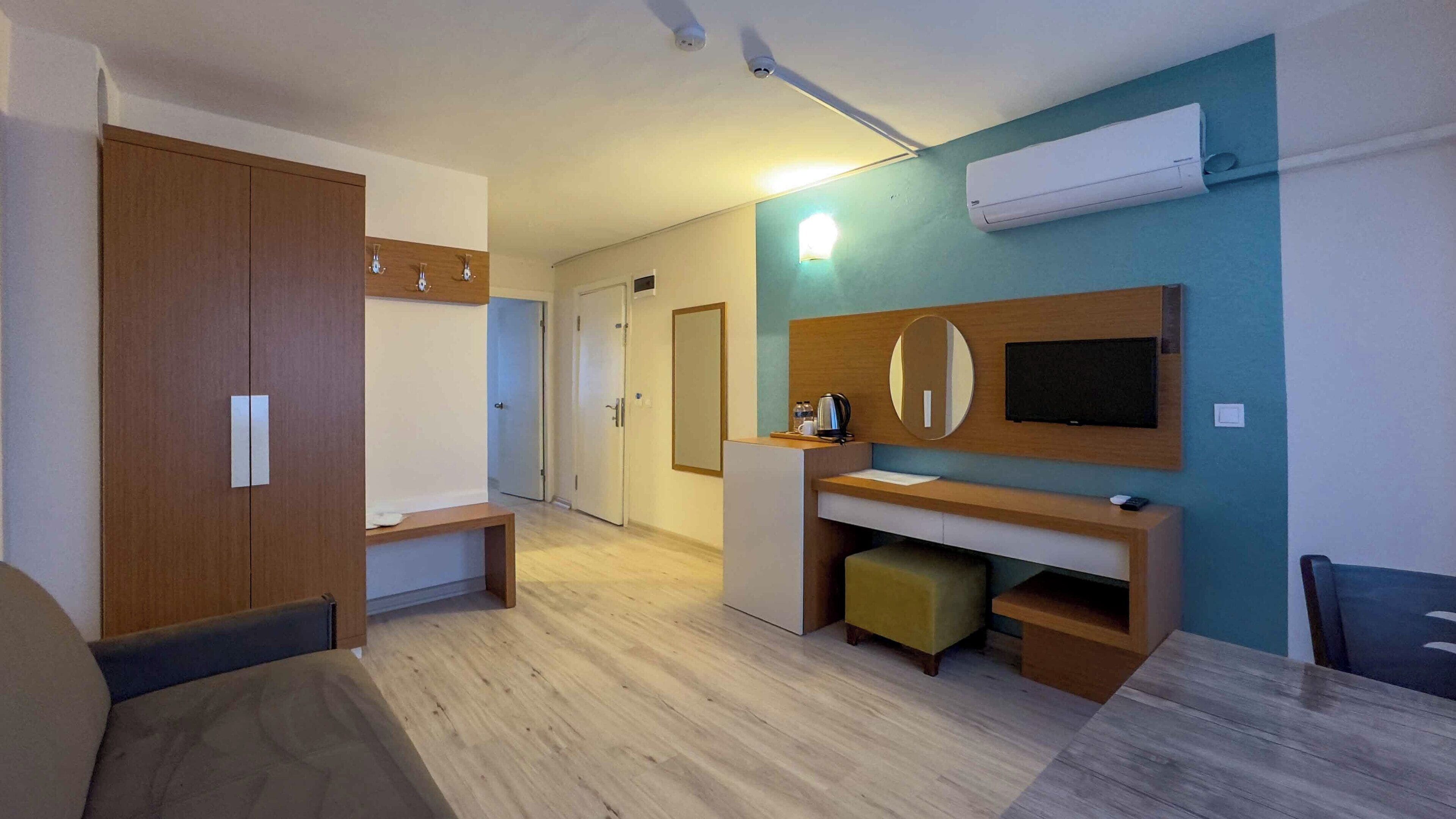 luxury suite, 1 bedroom, sea view | living area | 24-inch tv with satellite channels