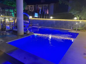 Piscina a l'aire lliure de temporada (horari: 09:00-22:00) i gandules 