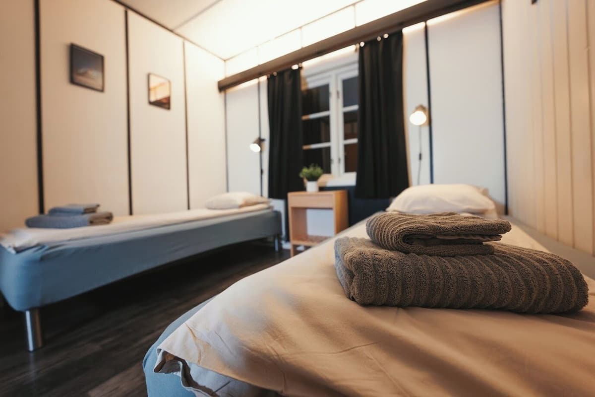 Standard Twin Room with Private Sink | 羽絨被、免費無線上網、床單