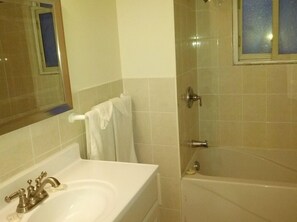 3 Bedroom Cottage, Kitchen | Desk, free WiFi