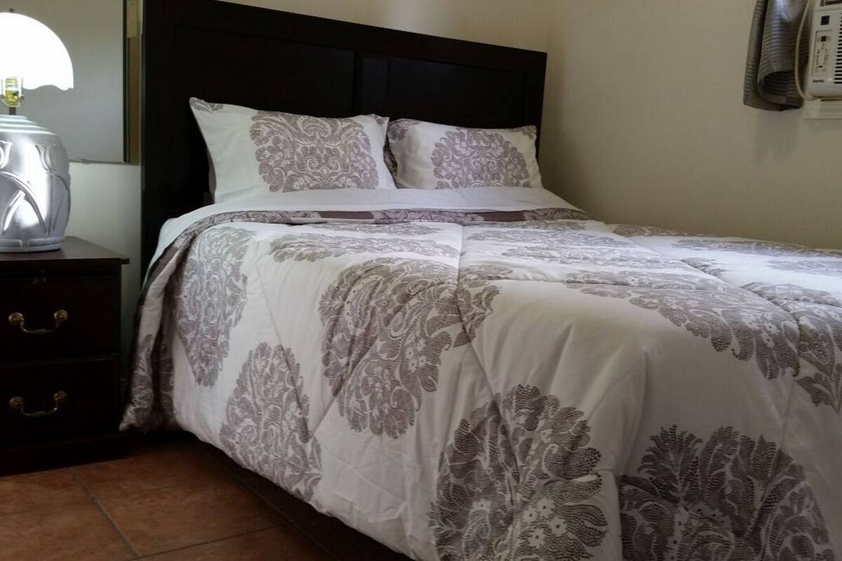 2 Bedroom Suite, 2 Queen Beds with Sofabed | Desk, WiFi (free)