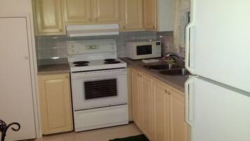 3 Bedroom Cottage, Kitchen | Desk, free WiFi