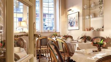 Se ofrece un desayuno continental (17 EUR por persona)