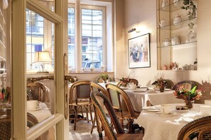 Petit déjeuner continental (17 EUR par personne)