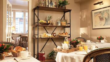 Daily continental breakfast (EUR 17 per person)