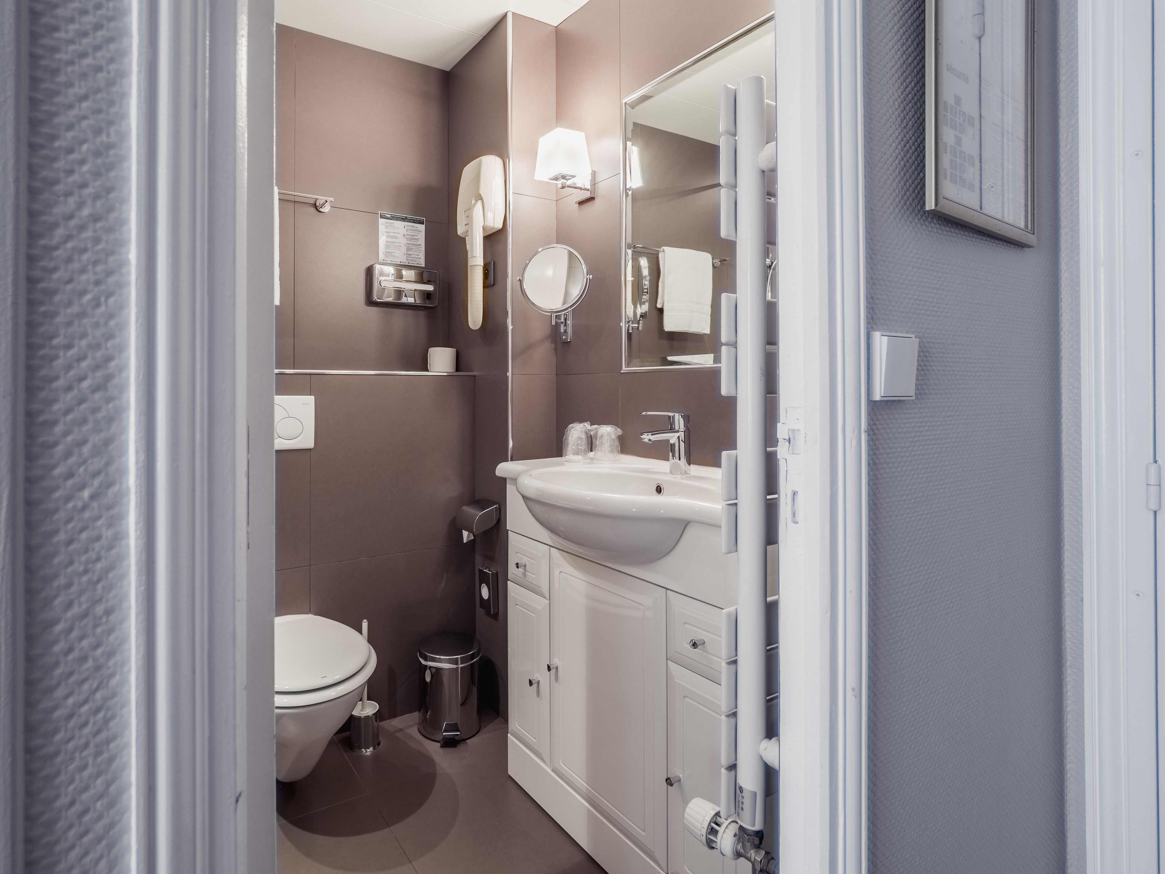 comfort twin | bathroom | hair dryer, towels