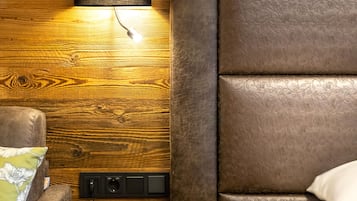 Habitació doble superior | Roba de llit d'alta qualitat, caixa forta a l'habitació i escriptori