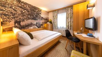 SÀngtillbehör av högsta kvalitet och vÀrdeförvaringsskÄp pÄ rummet