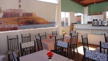 Café da manhã com buffet grátis todos os dias