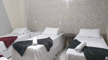 Standard Triple Room | Roupas de cama premium, frigobar, cofres nos quartos