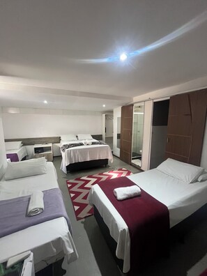 4 人部屋 | 高級寝具、ミニバー、セーフティボックス (室内)、アイロン / アイロン台