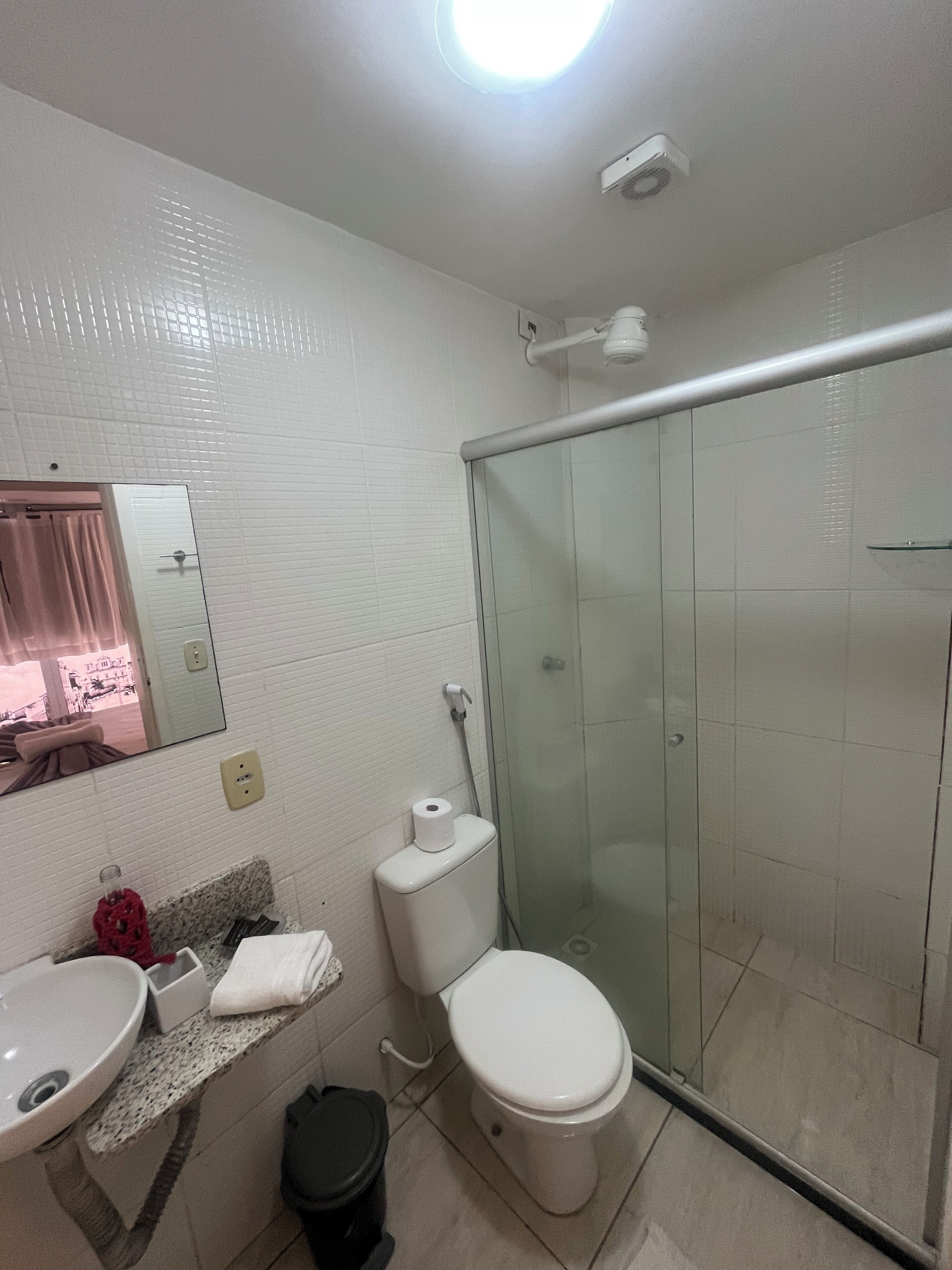 Kostenlose Toilettenartikel, Haartrockner, Handtücher