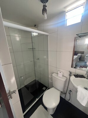 Neljän hengen huone | Ylelliset vuodevaatteet, minibaari, tallelokero huoneessa