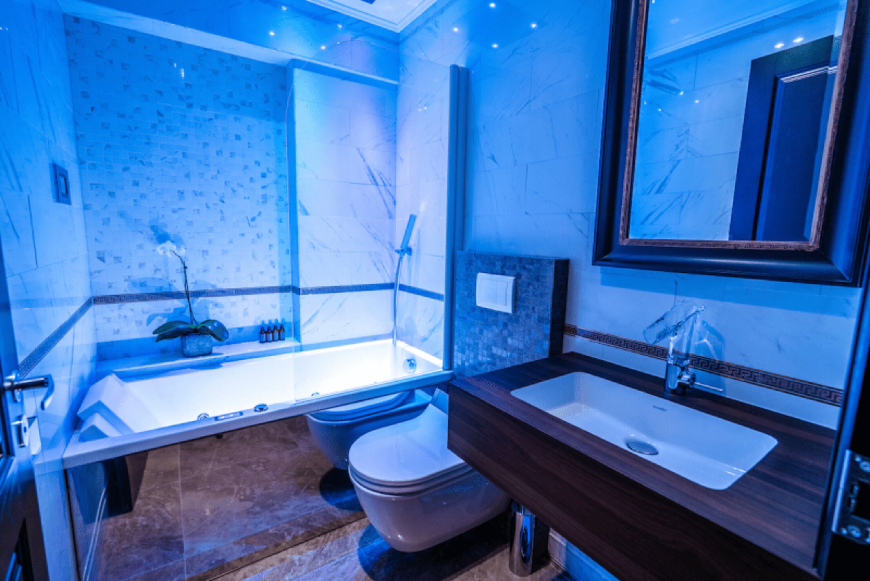 emerald suite - free spa access | bathroom | free toiletries, hair dryer, bathrobes, slippers