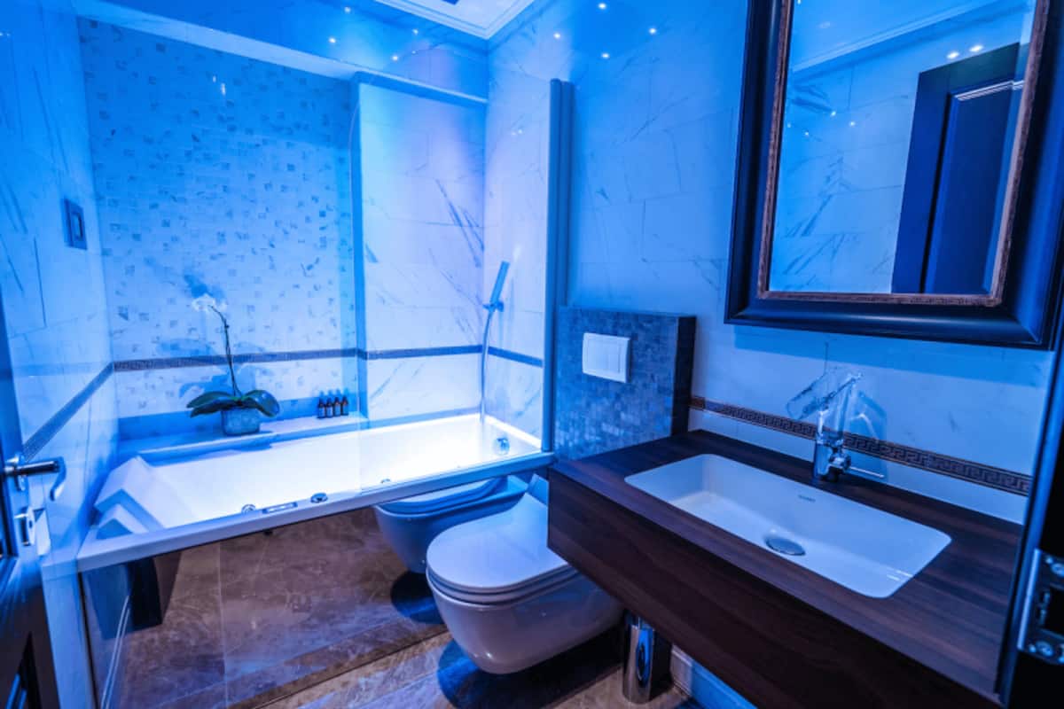 emerald suite - free spa access | bathroom | free toiletries, hair dryer, bathrobes, slippers
