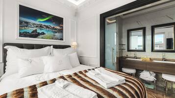 Sapphire Suite - Free Spa Access | Frette Italian sheets, premium bedding, in-room safe