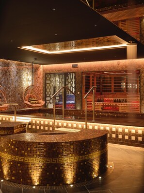 Behandelingskamers voor koppels, een sauna, een bubbelbad, een stoombad