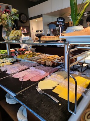 Dagelijks à la carte ontbijt (EUR 27.00 per persoon)