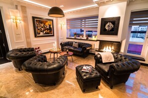 Flatskjerm-TV, iPod-dokkingstasjon, PC og filmkjøp