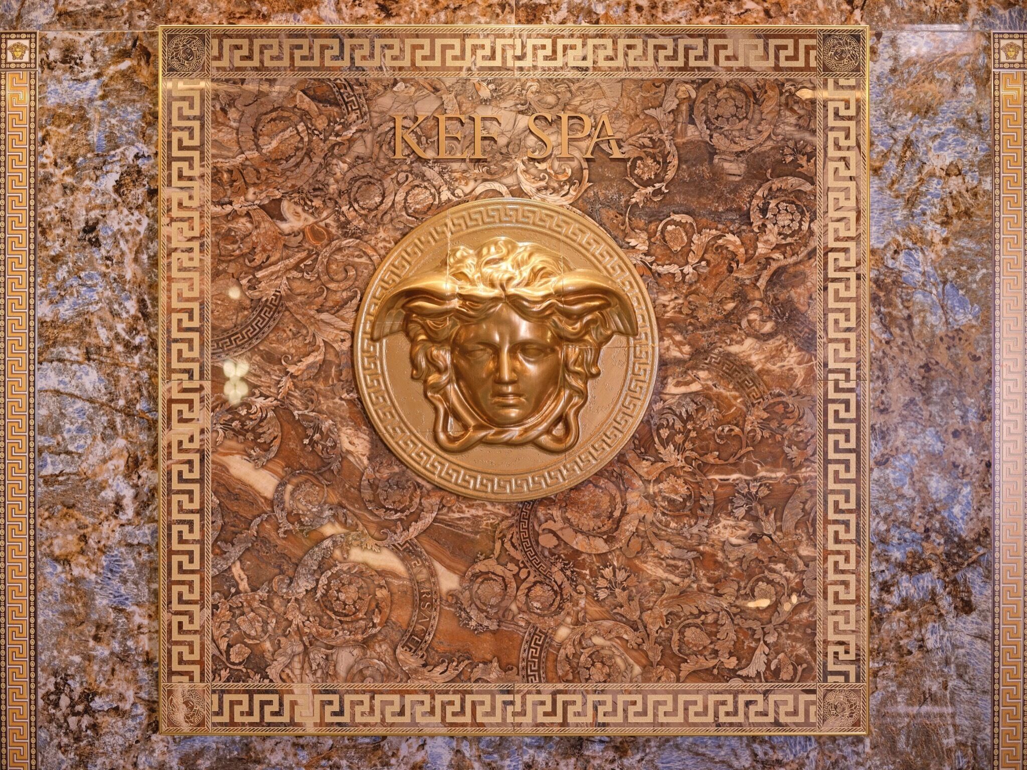 Um mosaico detalhado com um emblema central rodeado por padrões intrincados e a palavra "SPA".