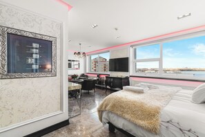 Ruby Suite - Free Spa Access | Frette Italian sheets, premium bedding, in-room safe - Diamond Suites by Reykjavik Keflavik Airport (Reykjanesbær)