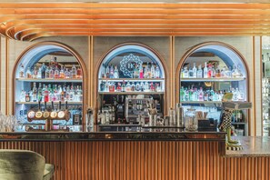 Bar (on property) - Diamond Suites by Reykjavik Keflavik Airport (Reykjanesbær)