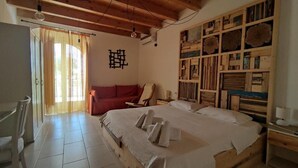 Deluxe-Doppelzimmer, 1 Doppelbett und Schlafsofa, Terrasse, Blick auf den Innenhof