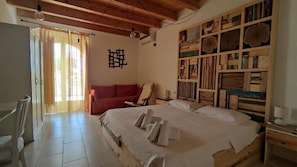 Chambre Double Deluxe, 1 lit double et 1 canapé-lit, patio, vue cour intérieure | Literie de qualité supérieure, bureau