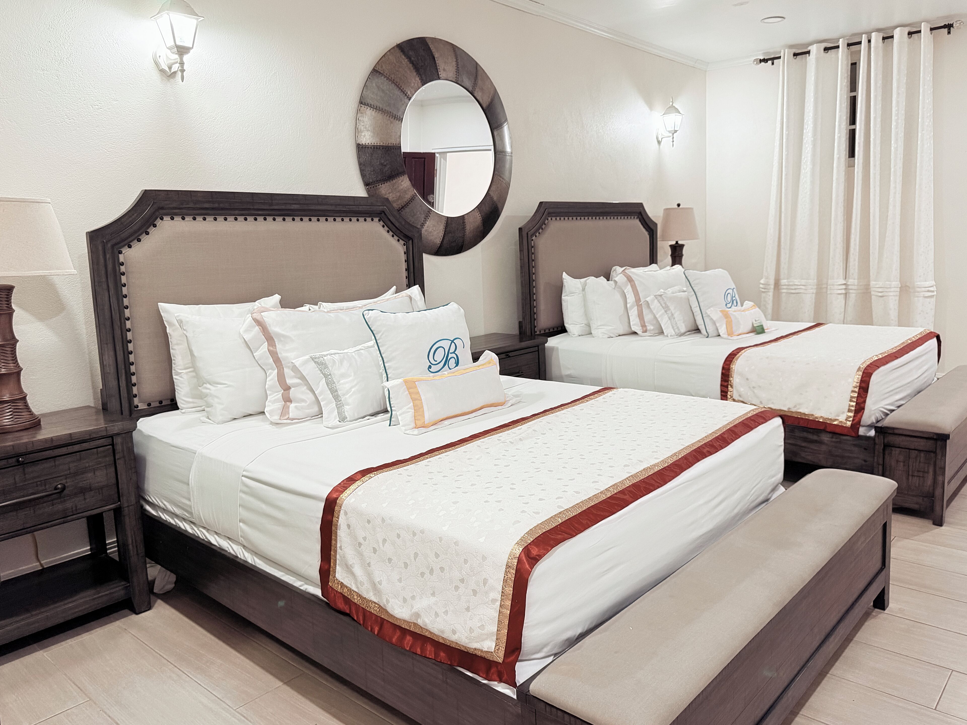 Deluxe kamer, 2 queensize bedden | Luxe beddengoed, een kluis op de kamer, individueel gedecoreerd