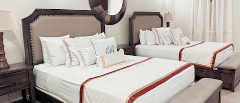 Habitación Deluxe, 2 camas Queen size | Ropa de cama de alta calidad y caja de seguridad en la habitación