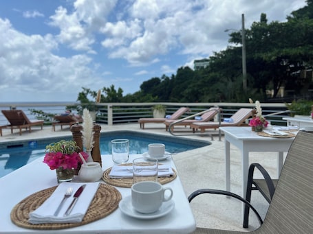 Una piscina al aire libre, camas de piscina gratis, sombrillas