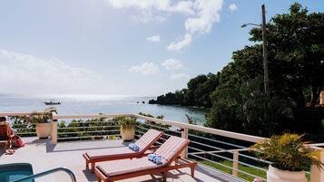 Piscine extérieure, cabanons gratuits, parasols de plage