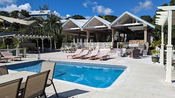 屋外プール、カバナ (無料)、プール パラソル