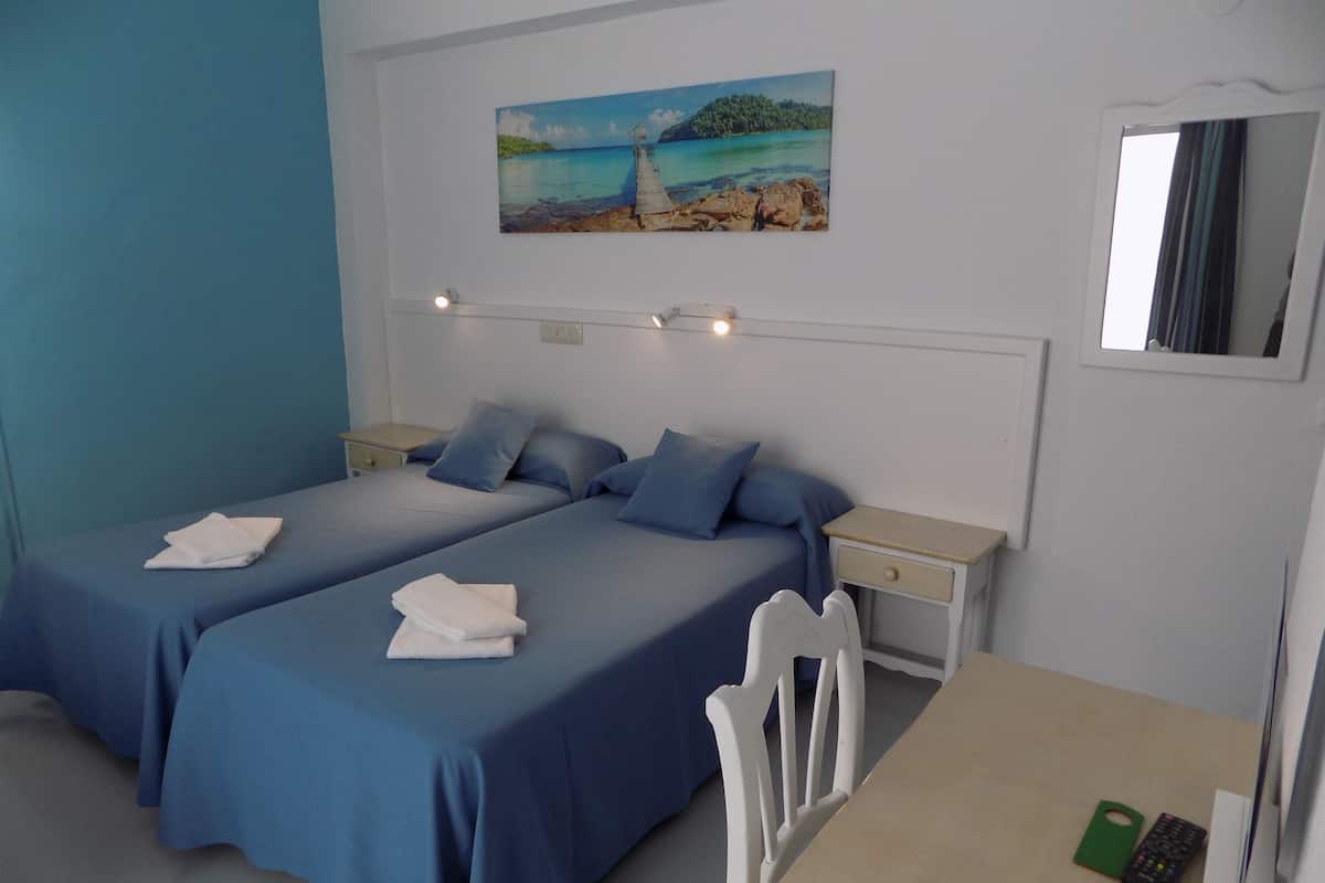 Standard Triple Room, Ensuite | Room amenity