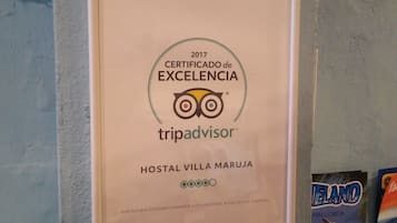 Certificado de excelencia de TripAdvisor enmarcado para Hostal Villa Maruja.