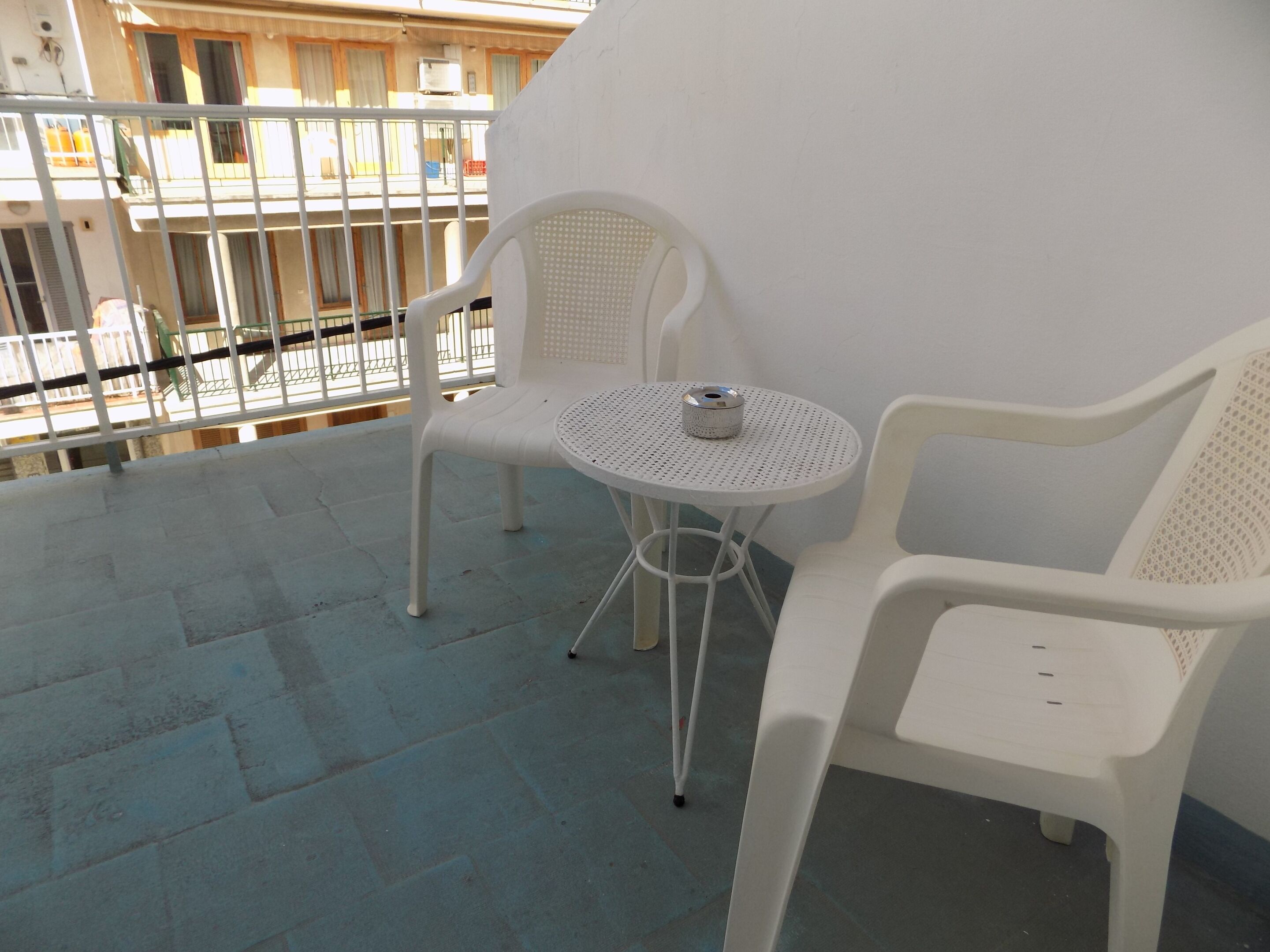 Eenvoudige tweepersoonskamer, gemeenschappelijke badkamer | Terras